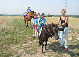 Kind sitzt auf einem Pferd