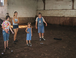 Kinder beim Boule Spielen